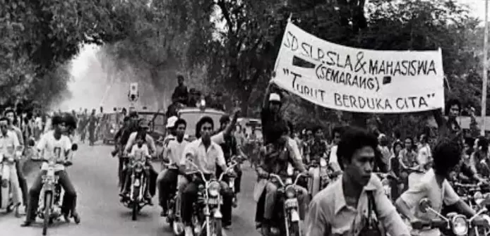 25 November 1980: Terjadinya peristiwa kerusuhan rasial di Semarang