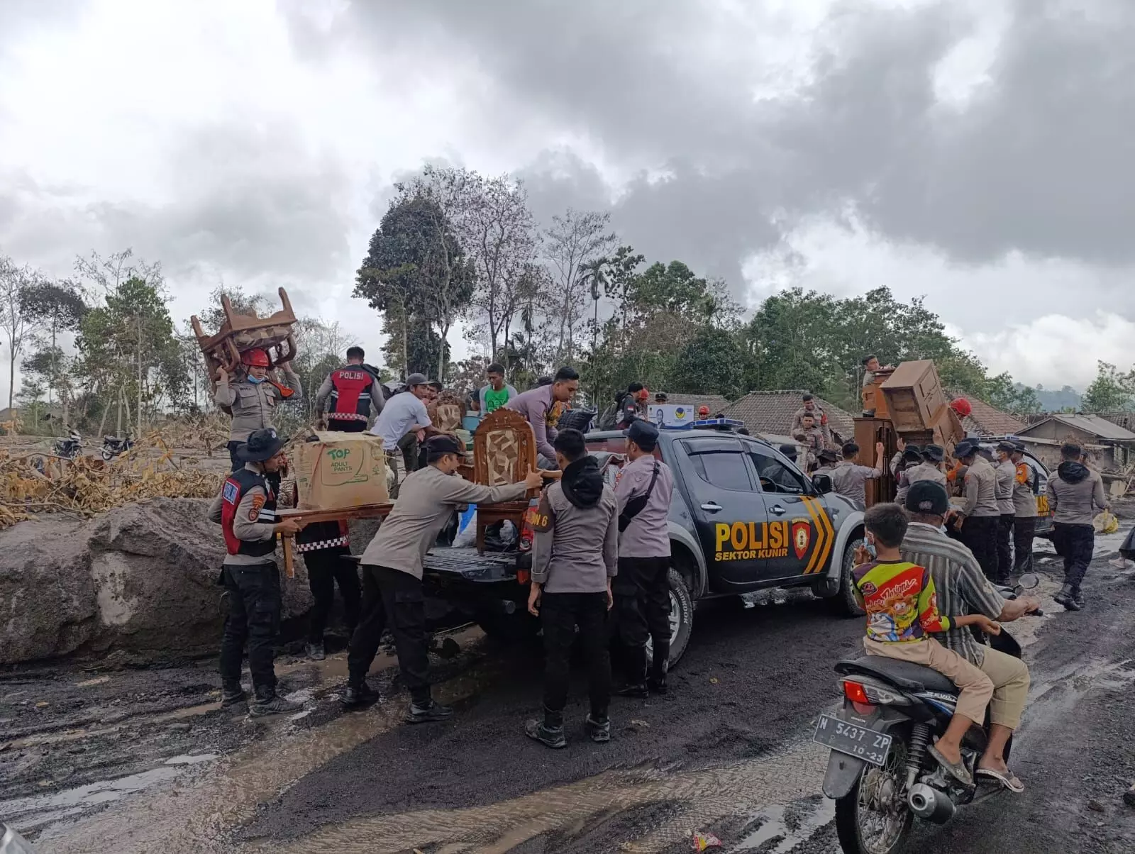 Selamatkan harta korban erupsi Semeru, Polres Lumajang kerahkan 25 kendaraan
