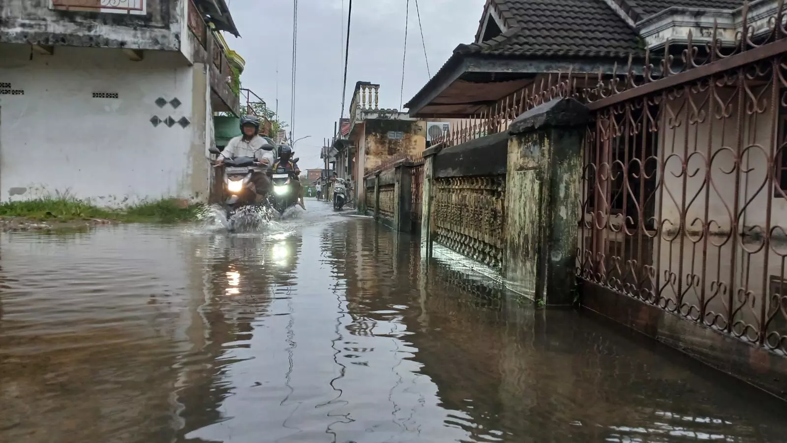 Hujan deras, sejumlah permukiman di Palembang tergenang air Hujan deras, sejumlah permukiman di Palembang tergenang air