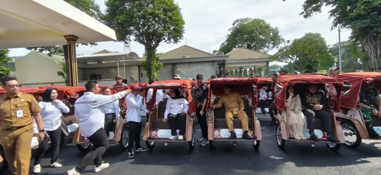 Presiden Prabowo berikan bantuan 100 becak listrik