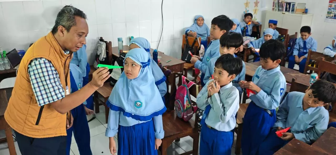 Peringati Hari Guru, anggota DPRD Kota Kediri beri edukasi pelajar SD tentang sains Peringati Hari Guru, anggota DPRD Kota Kediri beri edukasi pelajar SD tentang sains