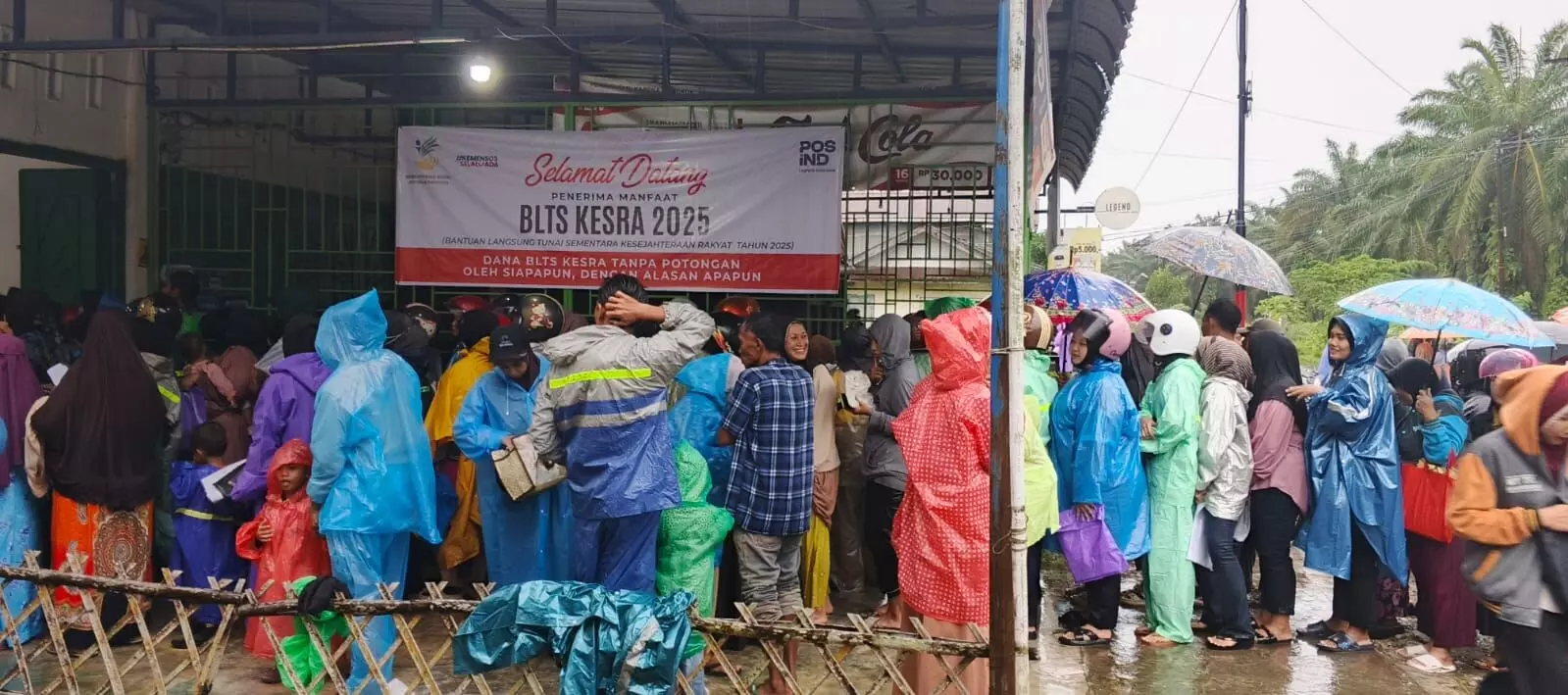 Hujan lebat warnai penyaluran BLTS Kesra di Kabupaten Langkat