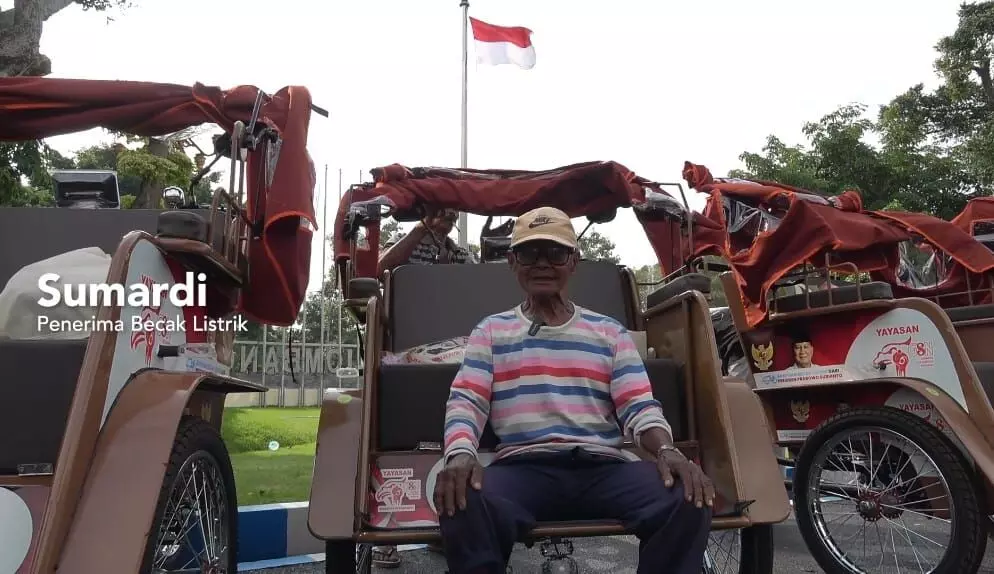 Para Lansia di Jombang bersyukur dapat becak listrik dari Presiden Prabowo