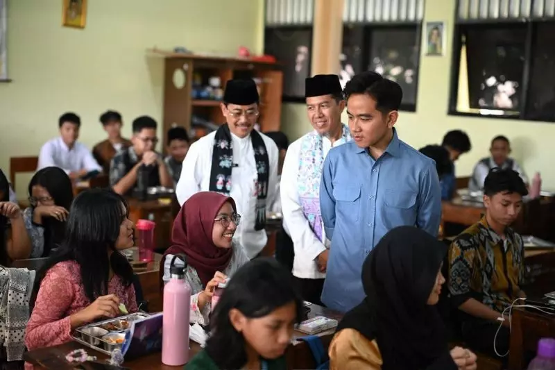 Momen Hari Guru, Gibran tinjau program MBG di SMAN 14 Jakarta