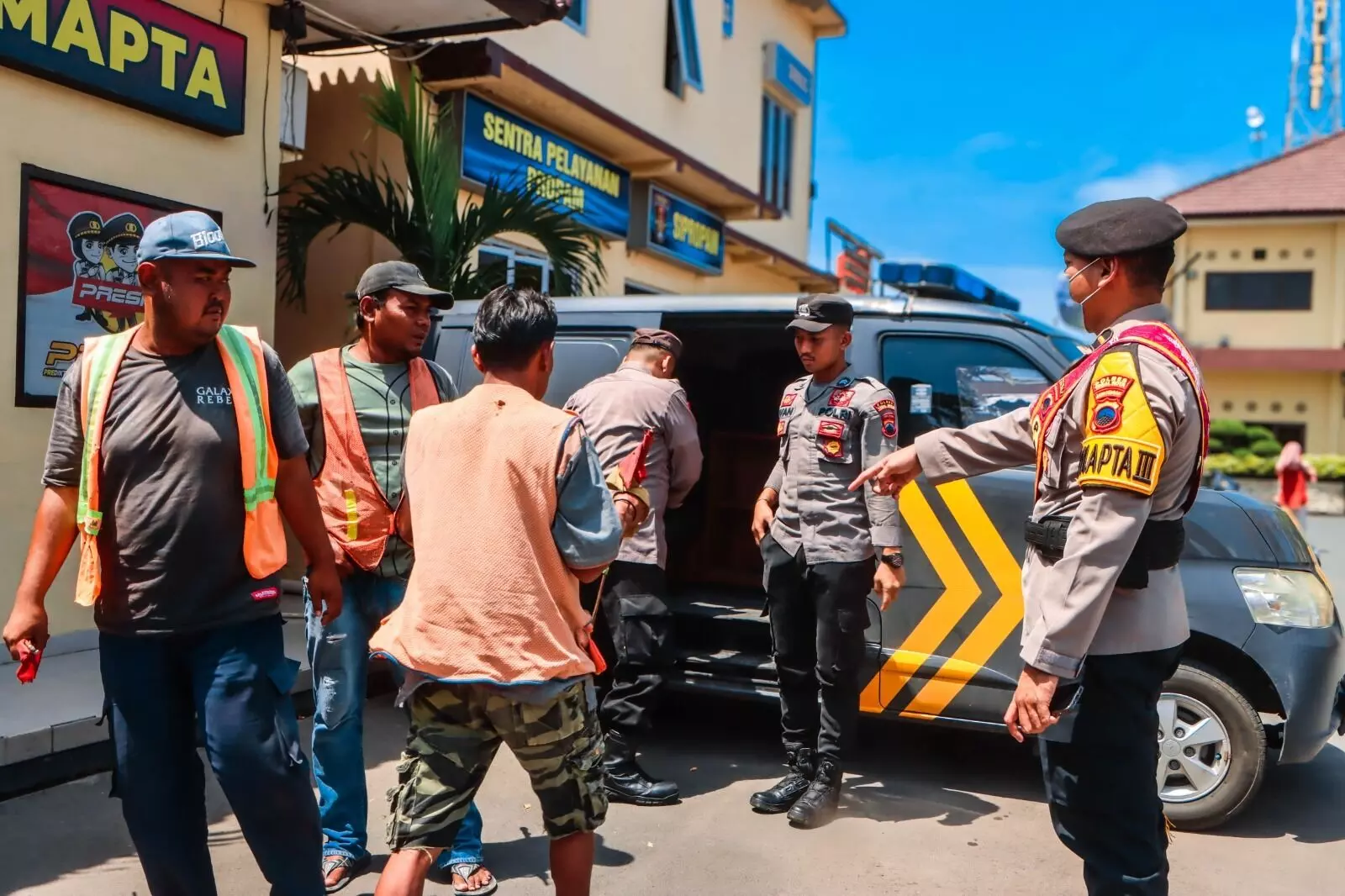 Pak Ogah di perlintasan KA Tirus viral, polisi amankan 7 orang