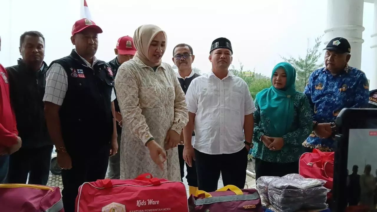 Istri Mualem tiba di Aceh Utara, salurkan bantuan bersama Dinsos dan BPBA