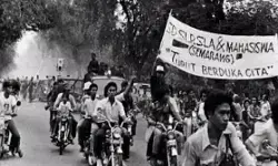 25 November 1980: Terjadinya peristiwa kerusuhan rasial di Semarang