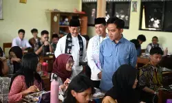 Momen Hari Guru, Gibran tinjau program MBG di SMAN 14 Jakarta