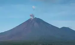 Pakar Vulkanologi: Hujan picu efek botol soda perkuat erupsi Semeru