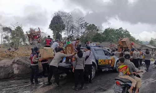 Selamatkan harta korban erupsi Semeru, Polres Lumajang kerahkan 25 kendaraan Selamatkan harta korban erupsi Semeru, Polres Lumajang kerahkan 25 kendaraan