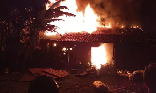 Gudang krupuk di Cendono, Kudus terbakar, kerugian ratusan juta Gudang krupuk di Cendono, Kudus terbakar, kerugian ratusan juta
