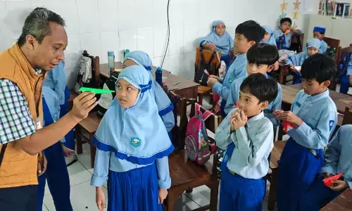 Peringati Hari Guru, anggota DPRD Kota Kediri beri edukasi pelajar SD tentang sains Peringati Hari Guru, anggota DPRD Kota Kediri beri edukasi pelajar SD tentang sains