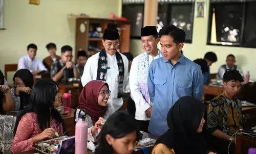 Momen Hari Guru, Gibran tinjau program MBG di SMAN 14 Jakarta Momen Hari Guru, Gibran tinjau program MBG di SMAN 14 Jakarta