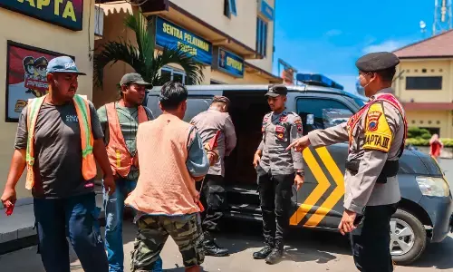 Pak Ogah di perlintasan KA Tirus viral, polisi amankan 7 orang