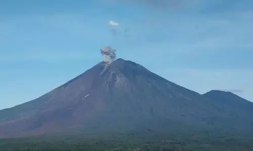 Pakar Vulkanologi: Hujan picu efek botol soda perkuat erupsi Semeru
