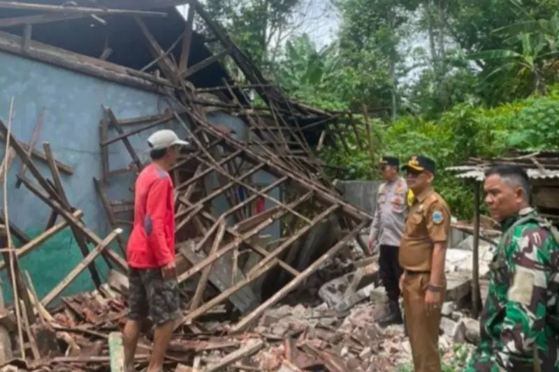 BPBD Garut asesmen tanah bergerak yang membahayakan rumah warga BPBD Garut asesmen tanah bergerak yang membahayakan rumah warga