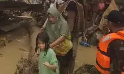 Prajurit TNI bantu evakuasi warga korban banjir Batangtoru, Tapanuli Selatan
