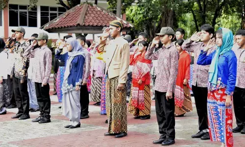 HGN 2025, siswa Sekolah Rakyat gelar upacara bendera hingga flashmob HGN 2025, siswa Sekolah Rakyat gelar upacara bendera hingga flashmob