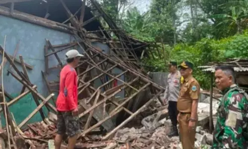 BPBD Garut asesmen tanah bergerak yang membahayakan rumah warga BPBD Garut asesmen tanah bergerak yang membahayakan rumah warga