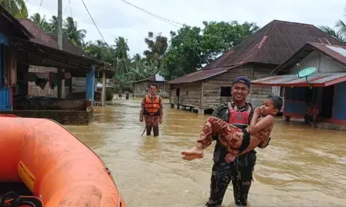 TNI AL evakuasi korban banjir di wilayah Sumbar