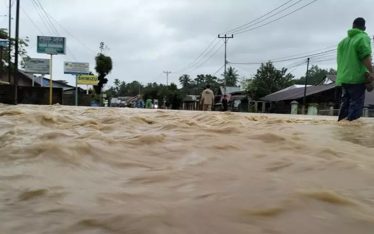 Akses jalan Padang-Bukittinggi tersendat imbas luapan air Batang Anai