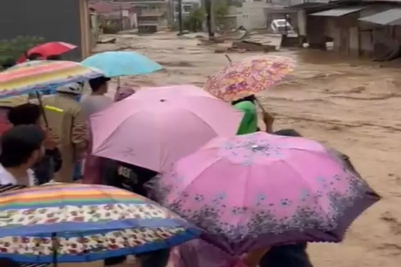 Sungai Lubuk Minturun di Koto Tengah Padang meluap rendam permukiman