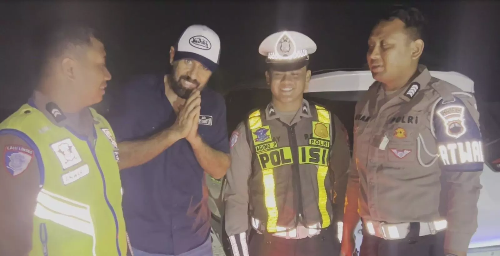 Anggota Polres Tegal sigap bantu WNA Irak alami pecah ban di Tol KM 295 A Anggota Polres Tegal sigap bantu WNA Irak alami pecah ban di Tol KM 295 A