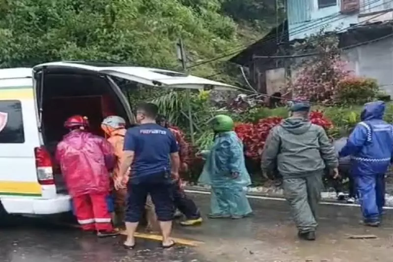 Sejumlah ambulans dikerahkan evakuasi korban banjir Padang Panjang Sejumlah ambulans dikerahkan evakuasi korban banjir Padang Panjang
