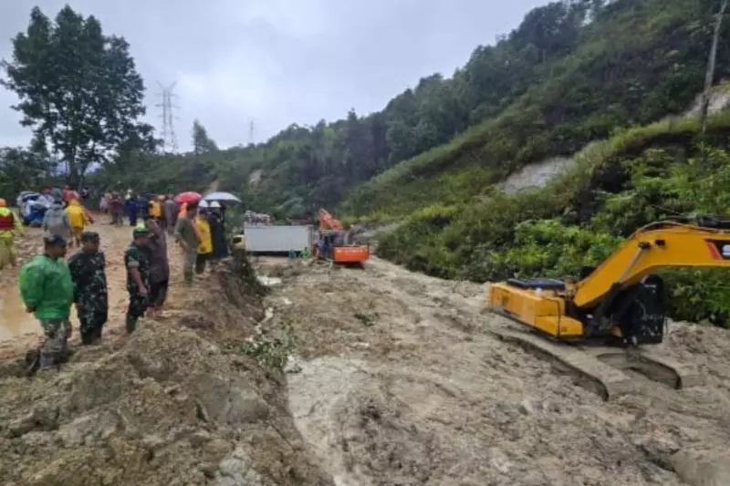 Prajurit TNI berjibaku bersihkan meterial longsor di Tapanuli Tengah