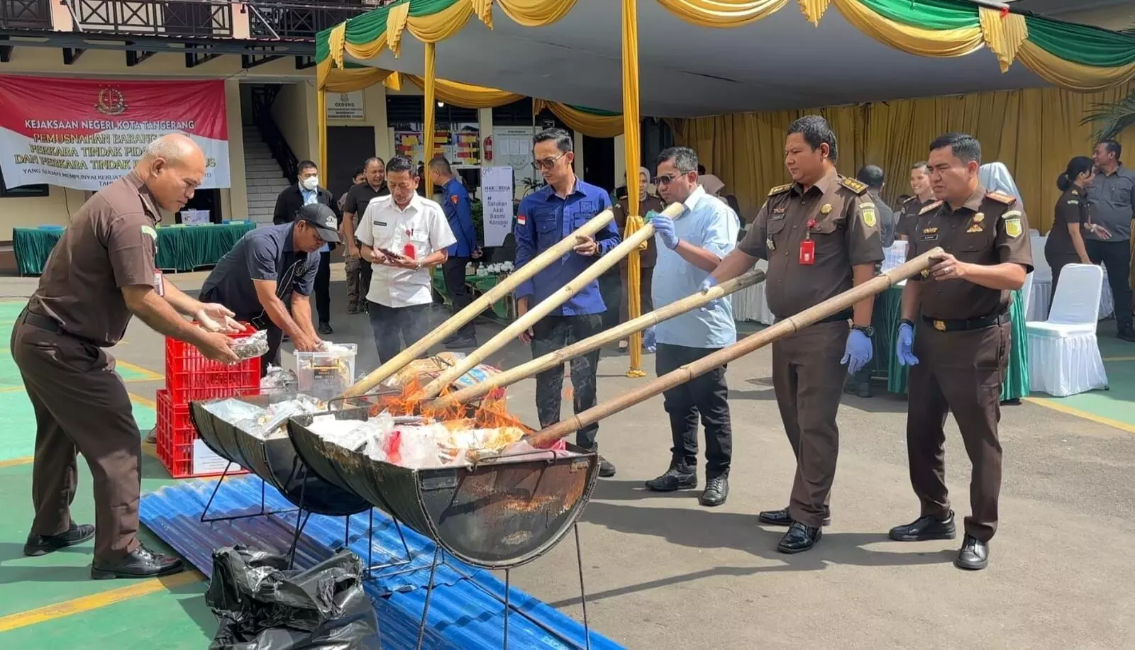 Kejari Kota Tangerang musnahkan barang bukti narkoba hingga senpi Kejari Kota Tangerang musnahkan barang bukti narkoba hingga senpi