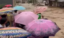 Sungai Lubuk Minturun di Koto Tengah Padang meluap rendam permukiman