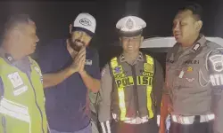 Anggota Polres Tegal sigap bantu WNA Irak alami pecah ban di Tol KM 295 A
