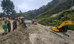 Prajurit TNI berjibaku bersihkan meterial longsor di Tapanuli Tengah