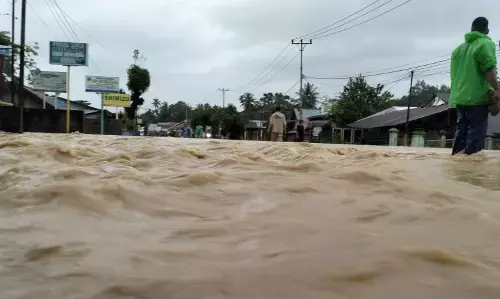 Akses jalan Padang-Bukittinggi tersendat imbas luapan air Batang Anai Akses jalan Padang-Bukittinggi tersendat imbas luapan air Batang Anai