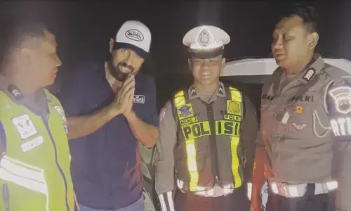 Anggota Polres Tegal sigap bantu WNA Irak alami pecah ban di Tol KM 295 A