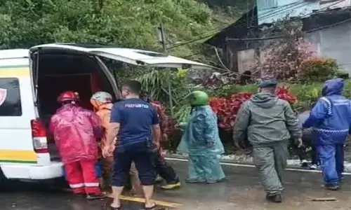 Sejumlah ambulans dikerahkan evakuasi korban banjir Padang Panjang