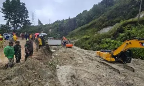 Prajurit TNI berjibaku bersihkan meterial longsor di Tapanuli Tengah