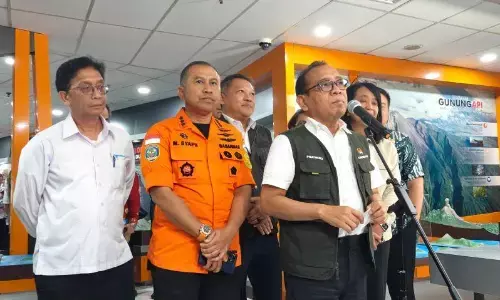 Jalan Aceh-Sumbar putus total, bantuan bencana dikirim via udara Jalan Aceh-Sumbar putus total, bantuan bencana dikirim via udara