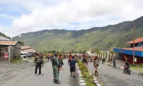 Kodim 1714/Puncak Jaya hentikan perang suku dan evakuasi warga di tengah lonflik Pilkada