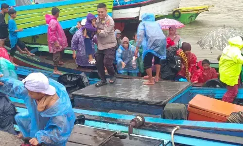Satpol Air Polres Pasaman Barat evakuasi warga terjebak banjir