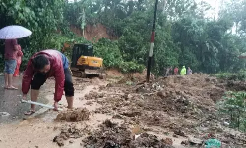 Warga dan pemerintah buka jalan tertimbun longsor di Padang Pariaman