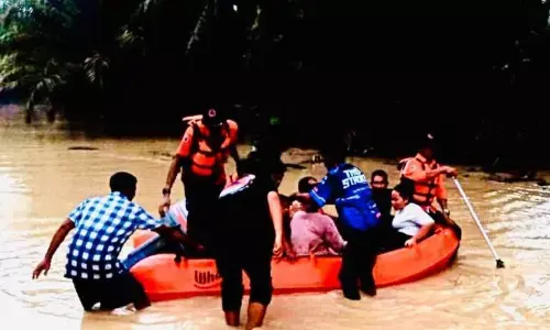 BPBD Nagan Raya evakuasi puluhan warga terjebak banjir BPBD Nagan Raya evakuasi puluhan warga terjebak banjir