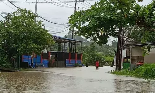Hujan lebat merendam 25 ruas jalan di Samarinda Hujan lebat merendam 25 ruas jalan di Samarinda