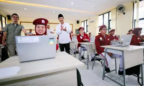 Mensos Gus Ipul antusias lihat bakat siswa SRMA 14 Bandung Barat