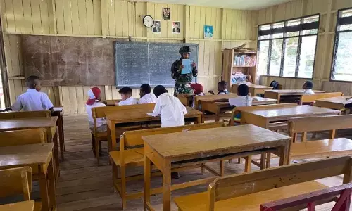 Prajurit Satgas Yonif 521/DY mengajar di SD Inpres Eragayam Prajurit Satgas Yonif 521/DY mengajar di SD Inpres Eragayam