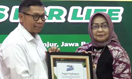 Rektor Gunadarma Prof. Margianti terima Anugerah Semakin Hijau, Plants Tree For Life dari Elshinta Rektor Gunadarma Prof. Margianti terima Anugerah Semakin Hijau, Plants Tree For Life dari Elshinta
