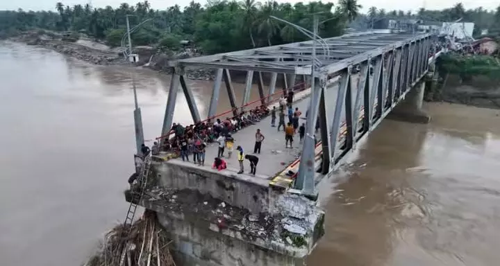 Jembatan jalur Banda Aceh–Medan ambruk diterjang banjir