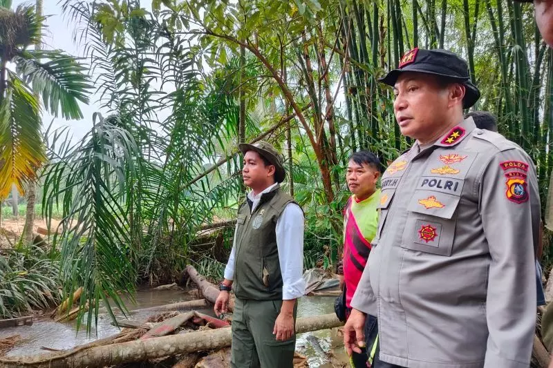 Polda Riau kerahkan 390 personel bantu evakuasi korban banjir di Agam Polda Riau kerahkan 390 personel bantu evakuasi korban banjir di Agam