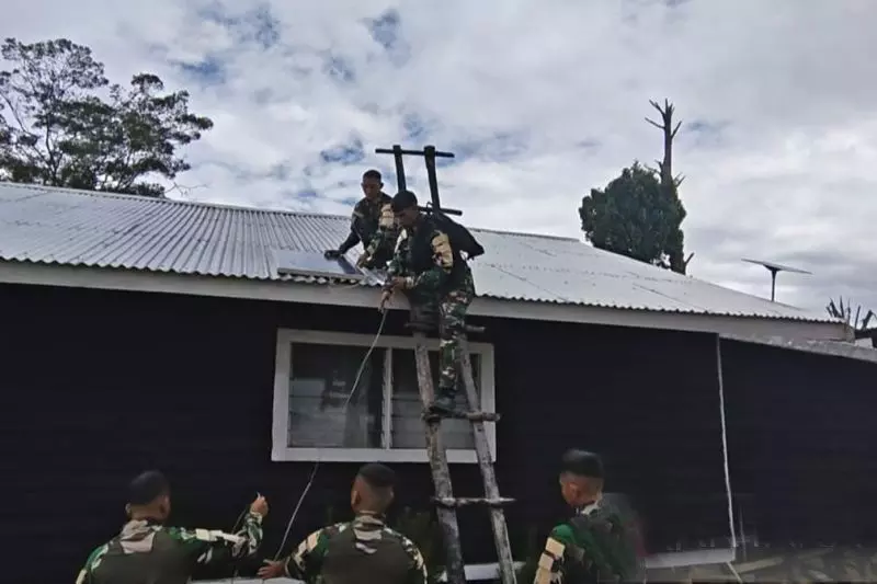 Prajurit Satgas Yonif 511 perbaiki lampu tenaga surya di Gereja Popome