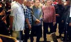 Menbud Fadli Zon serahkan bantuan alat musik dan nyanyi bareng musisi jalanan di Malioboro